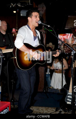 Apr. 12, 2010 - Los Angeles, California, Stati Uniti - MARK BALLAS prende il palco per una speciale live performance di canto per il rilascio del suo primo progetto solista 'attesa per la pazienza' alla menta. (Credito Immagine: © Lisa Rose/ZUMApress.com) Foto Stock