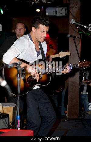 Apr. 12, 2010 - Los Angeles, California, Stati Uniti - MARK BALLAS prende il palco per una speciale live performance di canto per il rilascio del suo primo progetto solista 'attesa per la pazienza' alla menta. (Credito Immagine: © Lisa Rose/ZUMApress.com) Foto Stock