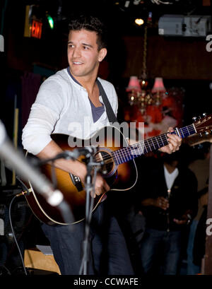 Apr. 12, 2010 - Los Angeles, California, Stati Uniti - MARK BALLAS prende il palco per una speciale live performance di canto per il rilascio del suo primo progetto solista 'attesa per la pazienza' alla menta. (Credito Immagine: © Lisa Rose/ZUMApress.com) Foto Stock