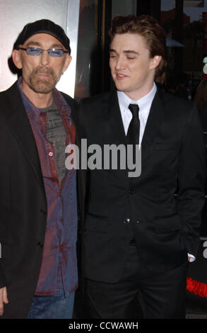 Apr. 27, 2010 - Hollywood, California, Stati Uniti - JACKIE Earle Haley e KYLE GALLNER.'' un incubo su Elm Street'' Premiere.Grauman's Chinese Theatre di Los Angeles 04-27-2010. 2010.I15203PR(Immagine di credito: © Phil Roach/Globe foto/ZUMApress.com) Foto Stock