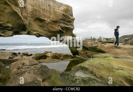 Aprile 5, 2010 La Jolla, CA, USA HARRISON SMIDT (CQ), 12, qui in visita da Phoenix, esplora la Jolla's Bird Rock durante questa mattina la bassa marea. Obbligatorio Photo credit: CHARLIE NEUMAN/San Diego Union-Tribune/ZUMA premere Foto Stock