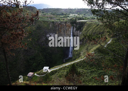 Marzo, 10, 2010 - Medan, nel nord di Sumatra, Indonesia. Caduta da un'altezza di 360 piedi in una gola, Sipiso piso cascata è una sorgente nascosta di energia tra le colline di foreste di pino. Il flusso di acqua può essere usato come le centrali idroelettriche. Ma fino ad ora il potenziale viene utilizzato solo per i turisti che visitano il Nord Foto Stock