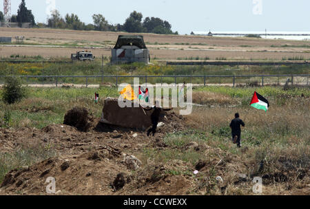 Mar 30, 2010 - Nahal Oz Crossing, Gaza City - palestinesi con bandiera palestinese durante una manifestazione di protesta per la marcatura giorno terra vicino il Nahal Oz attraversamento est di Gaza City sulla frontiera di Israele. Il 30 marzo la marchi terra annuale Giorno commemora l uccisione di sei palestinesi nel 1976 quando le forze israeliane hanno disperso una pace Foto Stock