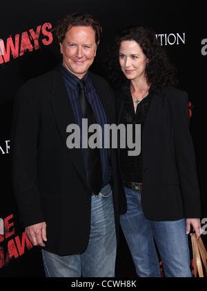 Mar 11, 2010 - Hollywood, California, Stati Uniti d'America - Attore JUDGE REINHOLD & moglie Amy arrivando all'dei Runaways Los Angeles Premiere detenute presso il Dome Glossari Affini. (Credito Immagine: © Lisa O'Connor/ZUMA Press) Foto Stock