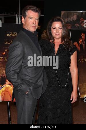 Mar 25, 2010 - Hollywood, California, Stati Uniti d'America - Attore Pierce Brosnan & moglie KEELY arrivando a 'la più grande' Los Angeles Premiere detenute a Linwood Dunn. (Credito Immagine: Â© Lisa O'Connor/ZUMA Press) Foto Stock