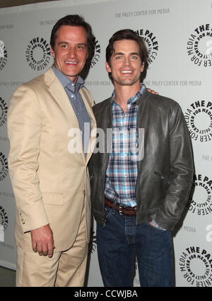 6 aprile 2010 - Beverly Hills, in California, Stati Uniti d'America - membri del cast Tim DeKay & Matthew Bomer arrivando a una serata con "colletti bianchi" tenutasi presso il Paley Centre for Media. (Credito Immagine: © Lisa O'Connor/ZUMA Press) Foto Stock