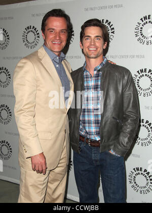 6 aprile 2010 - Beverly Hills, in California, Stati Uniti d'America - membri del cast Tim DeKay & Matthew Bomer arrivando a una serata con "colletti bianchi" tenutasi presso il Paley Centre for Media. (Credito Immagine: © Lisa O'Connor/ZUMA Press) Foto Stock