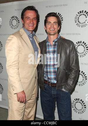 6 aprile 2010 - Beverly Hills, in California, Stati Uniti d'America - membri del cast Tim DeKay & Matthew Bomer arrivando a una serata con "colletti bianchi" tenutasi presso il Paley Centre for Media. (Credito Immagine: © Lisa O'Connor/ZUMA Press) Foto Stock