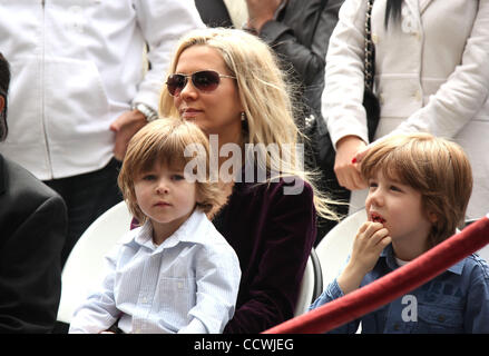 12 apr 2010 - Hollywood, California, Stati Uniti - Sua moglie Danielle Spencer e figli TENNYSON e Charlie (R) Guarda il Russell Crowe riceve la sua stella durante il suo Walk of Fame Cerimonia in Hollywood. (Credito Immagine: © Lisa O'Connor/ZUMA Press) Foto Stock