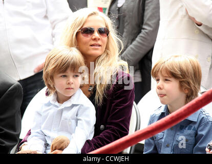 12 apr 2010 - Hollywood, California, Stati Uniti - Sua moglie Danielle Spencer e figli TENNYSON e Charlie (R) Guarda il Russell Crowe riceve la sua stella durante il suo Walk of Fame Cerimonia in Hollywood. (Credito Immagine: © Lisa O'Connor/ZUMA Press) Foto Stock