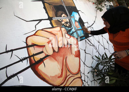 Apr 20, 2010 - Gaza City, nella Striscia di Gaza - un palestinese artista disegna graffiti per contrassegnare il prigioniero palestinese giornata nella città di Gaza. Più di 7 mila palestinesi, tra cui 270 che sono al di sotto dei 18 anni di età, sono attualmente detenuti nelle carceri israeliane, l'Ufficio statistico centrale palestinese ha detto. (Credito Ima Foto Stock