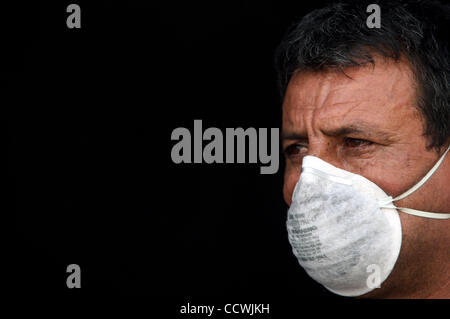 Apr 20, 2010 - Gaza City, nella Striscia di Gaza - un lavoratore palestinese brucia sacchi del farmaco tramadolo, un killer del dolore. Gaza Hamas governanti hanno bruciato oltre due milioni di pillole di un killer del dolore molti Gazans prendere perché dicono che li rilassa. Hamas il Ministro della Salute ha detto sabato che il farmaco, tramadolo, era Foto Stock