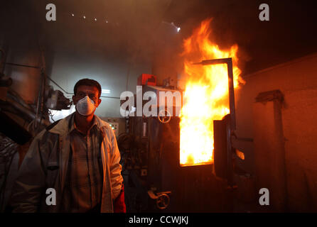 Apr 20, 2010 - Gaza City, nella Striscia di Gaza - un lavoratore palestinese brucia sacchi del farmaco tramadolo, un killer del dolore. Gaza Hamas governanti hanno bruciato oltre due milioni di pillole di un killer del dolore molti Gazans prendere perché dicono che li rilassa. Hamas il Ministro della Salute ha detto sabato che il farmaco, tramadolo, era Foto Stock