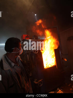 Apr 20, 2010 - Gaza City, nella Striscia di Gaza - un lavoratore palestinese brucia sacchi del farmaco tramadolo, un killer del dolore. Gaza Hamas governanti hanno bruciato oltre due milioni di pillole di un killer del dolore molti Gazans prendere perché dicono che li rilassa. Hamas il Ministro della Salute ha detto sabato che il farmaco, tramadolo, era Foto Stock