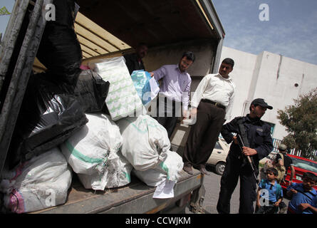 Apr 20, 2010 - Gaza City, nella Striscia di Gaza - un palestinese porta un sacco di corrotti farmaci per essere distrutti a El-Shefa ospedale di Gaza City. Gaza Hamas governanti hanno bruciato oltre due milioni di pillole di un killer del dolore molti Gazans prendere perché dicono che li rilassa. Hamas il Ministro della Salute detto Saturd Foto Stock