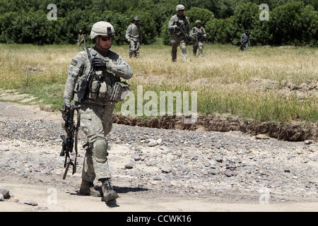 17 maggio 2010 - Provincia di Herat, Afghanistan - STATI UNITI Esercito SSG. Keith Tisdale, di alfa truppa, 4° Stormo, 73rd reggimento di cavalleria, quarta brigata Team di combattimento, ottantaduesima Airborne Division, pattuglie dopo contatto è stato realizzato con sospetta di forze nemiche in Kushki Kuhna Distretto, Provincia di Herat, Afghanistan, lunedì Foto Stock