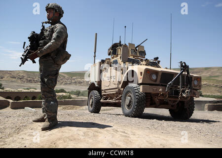 17 maggio 2010 - Provincia di Herat, Afghanistan - STATI UNITI Pfc dell'esercito. Nicholas Leonguerrero, di alfa truppa, 4° Stormo, 73rd reggimento di cavalleria, quarta brigata Team di combattimento, ottantaduesima Airborne Division, pattuglie dopo contatto è stato realizzato con sospetta di forze nemiche in Kushki Kuhna Distretto, Provincia di Herat, Afghanistan, su Foto Stock