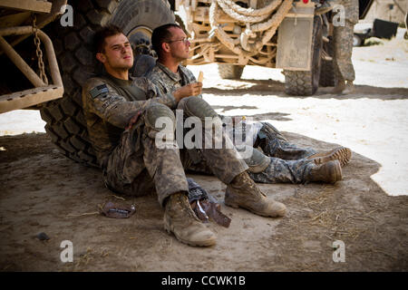 17 maggio 2010 - Provincia di Herat, Afghanistan - STATI UNITI Army Spc. ANDREW BITTICK, sinistra e SPC. BRADLEY OLIFF, destra, entrambi di alfa truppa, 4° Stormo, 73rd reggimento di cavalleria, quarta brigata Team di combattimento, ottantaduesima Airborne Division, sosta per il pranzo in Kushki Kuhna Distretto, Provincia di Herat, Afghanistan, lunedì Foto Stock