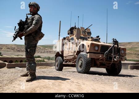 17 maggio 2010 - Provincia di Herat, Afghanistan - STATI UNITI Pfc dell'esercito. NICHOLAS LEONGUERRERO, di alfa truppa, 4° Stormo, 73rd reggimento di cavalleria, quarta brigata Team di combattimento, ottantaduesima Airborne Division, pattuglie dopo contatto è stato realizzato con sospetta di forze nemiche in Kushki Kuhna distretto. Stati Uniti I soldati dell esercito di Alpha Foto Stock