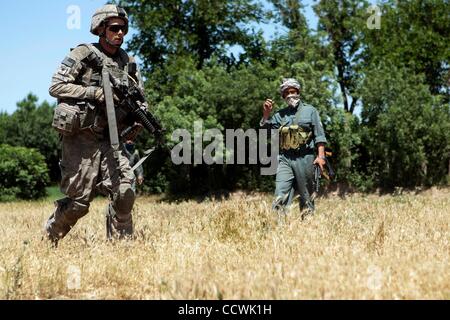 17 maggio 2010 - Provincia di Herat, Afghanistan - STATI UNITI Army Spc. ANDREW BITTICK, di alfa truppa, 4° Stormo, 73rd reggimento di cavalleria, quarta brigata Team di combattimento, ottantaduesima Airborne Division, pattuglie dopo contatto è stato realizzato con sospetta di forze nemiche in Kushki Kuhna distretto. Stati Uniti I soldati dell esercito da alfa di truppe, Foto Stock