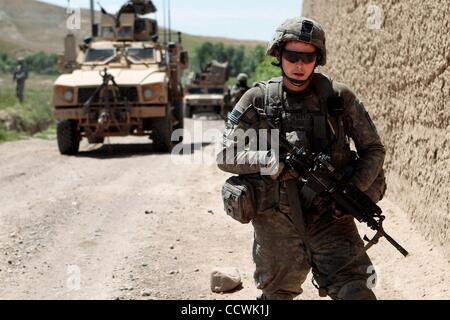 17 maggio 2010 - Provincia di Herat, Afghanistan - STATI UNITI Army Spc. ANDREW BITTICK, di alfa truppa, 4° Stormo, 73rd reggimento di cavalleria, quarta brigata Team di combattimento, ottantaduesima Airborne Division, pattuglie dopo contatto è stato realizzato con sospetta di forze nemiche in Kushki Kuhna distretto. Stati Uniti I soldati dell esercito da alfa di truppe, Foto Stock