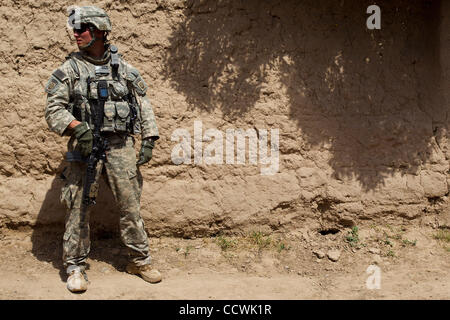 18 maggio 2010 - Provincia di Herat, Afghanistan - STATI UNITI Esercito 2Lt. Robert Hashe, della sede centrale e sede Battery Company, 2° Battaglione, campo 321artiglieria, quarta brigata Team di combattimento, ottantaduesima Airborne Division, pattuglie di un villaggio nel distretto di Kushk della provincia di Herat, Afghanistan, Martedì, 18 maggio Foto Stock