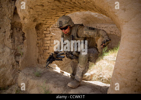 18 maggio 2010 - Provincia di Herat, Afghanistan - STATI UNITI Army Spc. Andrew Bittick, del primo plotone, Alfa truppa, 4° Stormo, 73rd reggimento di cavalleria, quarta brigata Team di combattimento, ottantaduesima Airborne Division, pattuglie di un villaggio nel distretto di Kushk della provincia di Herat, Afghanistan, martedì 18 maggio, 2010. Stati Uniti Esercito s Foto Stock