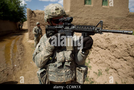 18 maggio 2010 - Provincia di Herat, Afghanistan - STATI UNITI Esercito 1Lt. David Grindle, del quartier generale del plotone, Alfa truppa, 4° Stormo, 73rd reggimento di cavalleria, quarta brigata Team di combattimento, ottantaduesima Airborne Division, utilizza il suo fucile della possibilità di osservare il movimento distante mentre pattugliano un villaggio nel distretto di Kushk di Foto Stock