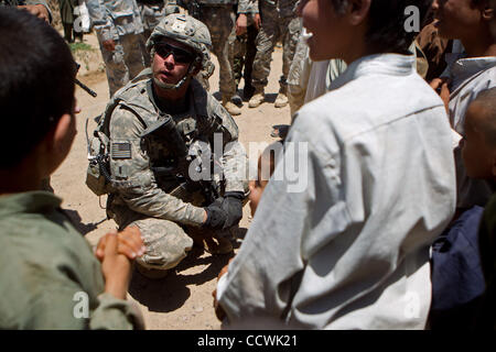 18 maggio 2010 - Provincia di Herat, Afghanistan - STATI UNITI Esercito 1Lt. David Grindle, del quartier generale del plotone, Alfa truppa, 4° Stormo, 73rd reggimento di cavalleria, quarta brigata Team di combattimento, ottantaduesima Airborne Division, parla con i bambini in un villaggio nel distretto di Kushk della provincia di Herat, Afghanistan, martedì, M Foto Stock