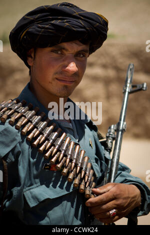 18 maggio 2010 - Provincia di Herat, Afghanistan : Un nazionale afghano pattuglie di poliziotto un villaggio nel distretto di Kushk della provincia di Herat, Afghanistan, martedì 18 maggio, 2010. Stati Uniti I soldati dell esercito accompagnato l esercito nazionale afgano e le forze di polizia nazionali a visitare alcuni villaggi del distretto di Kushk Foto Stock