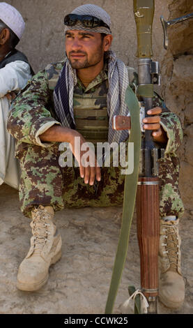 18 maggio 2010 - Provincia di Herat, Afghanistan - Un esercito nazionale afghano soldato poggia mentre patroling un villaggio nel distretto di Kushk della provincia di Herat, Afghanistan, martedì 18 maggio, 2010. Stati Uniti I soldati dell esercito accompagnato l esercito nazionale afgano e le forze di polizia nazionali a visitare alcuni villaggi Foto Stock