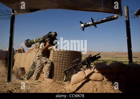 28 maggio 2010 - provincia di Badghis, Afghanistan - STATI UNITI Army Sgt. Christopher Bunnell del terzo plotone, Alfa truppa, 4° Stormo, 73rd reggimento di cavalleria, quarta brigata Team di combattimento, ottantaduesima Airborne Division, spara un missile Javelin a una struttura che individui armati sono stati visti entrare al posto di osservazione B Foto Stock