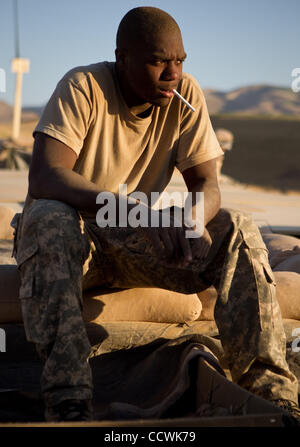 28 maggio 2010 - provincia di Badghis, Afghanistan - STATI UNITI Pfc dell'esercito. Erik Jones, del terzo plotone, Bravo batteria, 2° Battaglione, campo 321artiglieria, quarta brigata Team di combattimento, ottantaduesima Airborne Division, appoggia mentre fortificare il posto di osservazione Barracuda vicino a Bala Murghab in provincia di Badghis, Afghanistan, il mer Foto Stock