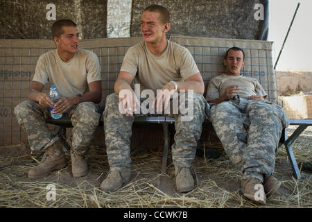 28 maggio 2010 - provincia di Badghis, Afghanistan - (da sinistra) U.S. Pfc dell'esercito. Dylan Roberts, PFC. Ryan Wheelan e PFC. Braden Haworth, tutti dal 3 plotone, Bravo batteria, 2° Battaglione, campo 321artiglieria, quarta brigata Team di combattimento, ottantaduesima Airborne Division, riposo mentre la fortificazione osservazione Post Bar Foto Stock