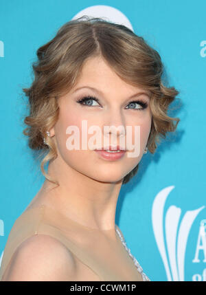 Apr 18, 2010 - Las Vegas, Nevada, Stati Uniti - TAYLOR SWIFT arriva per la quarantaquattresima annuale di Country Music Awards show. (Credito Immagine: © Lisa O'Connor/ZUMApress.com) Foto Stock