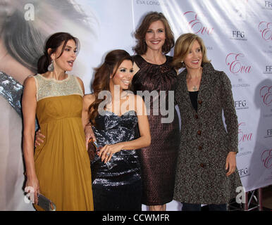 Apr 27, 2010 - Hollywood, California, Stati Uniti d'America - Attore Felicity Huffman, Brenda forte, Eva Longoria Parker e Teri Hatcher arrivando a Eva Longoria Parker per ospitare la fragranza manifestazione di lancio tenutasi a Beso. (Credito Immagine: © Lisa O'Connor/ZUMA Press) Foto Stock