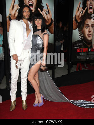 25 maggio 2010 - Los Angeles, California, Stati Uniti d'America - Attore Russell Brand & Katy Perry arrivando a fargli il greco' Los Angeles Premiere svoltasi presso il Teatro Greco. (Credito Immagine: © Lisa O'Connor/ZUMA Press) Foto Stock