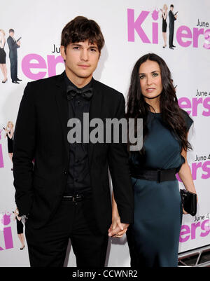 Giugno 01, 2010 - Hollywood, California, Stati Uniti - 1 giugno 2010 - Hollywood, California, Stati Uniti d'America - Attori Ashton Kutcher e demi moore di arrivare al 'Killer' Los Angeles Premiere detenute al Arclight cinema. (Credito Immagine: © Lisa O'Connor/ZUMApress.com) Foto Stock