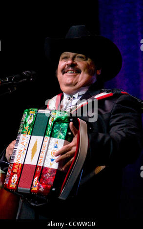 Apr 17, 2010 - Los Angeles, California, Stati Uniti - Messicana fisarmonicista norteno RAMON AYALA eseguire live in Los Angeles. (Credito Immagine: © Leopoldo Pena/ZUMA Press) Foto Stock