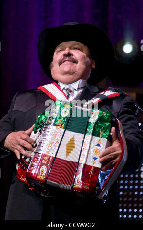 Apr 17, 2010 - Los Angeles, California, Stati Uniti - Messicana fisarmonicista norteno RAMON AYALA eseguire live in Los Angeles. (Credito Immagine: © Leopoldo Pena/ZUMA Press) Foto Stock