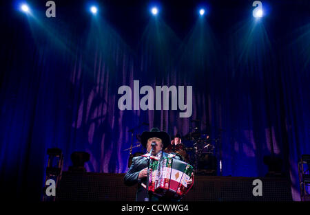 Apr 17, 2010 - Los Angeles, California, Stati Uniti - Messicana fisarmonicista norteno RAMON AYALA eseguire live in Los Angeles. (Credito Immagine: © Leopoldo Pena/ZUMA Press) Foto Stock