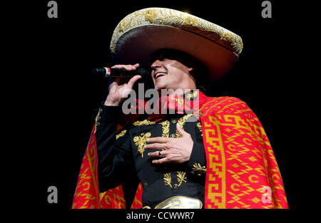 Maggio 08, 2010 - CITTÀ UNIVERSALE, California, Stati Uniti - Cantante Pedro Fernandez si esibisce dal vivo al Amphitheatre di Gibson all'Universal CityWalk. (Credito Immagine: © Leopoldo Pena/ZUMApress.com) Foto Stock