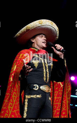 Maggio 08, 2010 - CITTÀ UNIVERSALE, California, Stati Uniti - Cantante Pedro Fernandez si esibisce dal vivo al Amphitheatre di Gibson all'Universal CityWalk. (Credito Immagine: © Leopoldo Pena/ZUMApress.com) Foto Stock