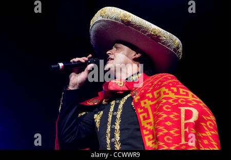 Maggio 08, 2010 - CITTÀ UNIVERSALE, California, Stati Uniti - Cantante Pedro Fernandez si esibisce dal vivo al Amphitheatre di Gibson all'Universal CityWalk. (Credito Immagine: © Leopoldo Pena/ZUMApress.com) Foto Stock