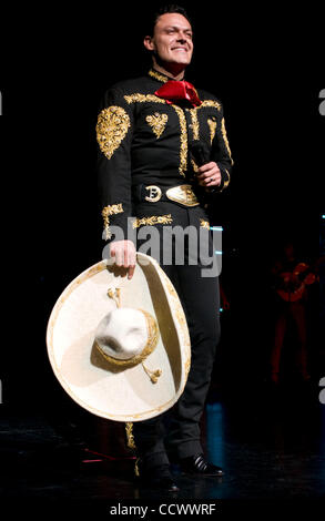 Maggio 08, 2010 - CITTÀ UNIVERSALE, California, Stati Uniti - Cantante Pedro Fernandez si esibisce dal vivo al Amphitheatre di Gibson all'Universal CityWalk. (Credito Immagine: © Leopoldo Pena/ZUMApress.com) Foto Stock