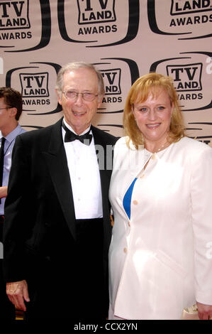Apr. 17, 2010 - Hollywood, California, Stati Uniti - Bernie Kopell e Catrina Honadle durante l'ottava edizione del TV Land Awards, tenutasi presso il Sony Studio Lot, il 17 aprile 2010, in Culver City, California. 2010.I15182MGE(Immagine di credito: Â© Michael Germana Globo/foto/ZUMApress.com) Foto Stock
