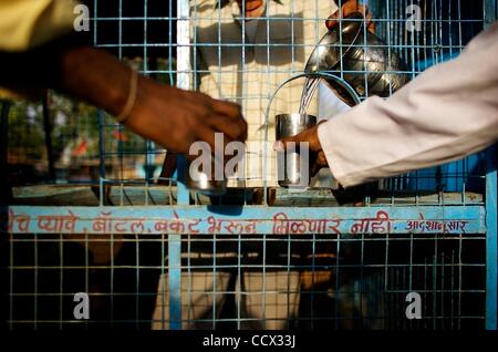 Apr. 22, 2010 - Pandharkawda, Maharashtra, India - chioschi di acqua sono stati ancora una volta un sito comune in India, il catering per la sete, ma in molte regioni di fronte a una crisi di acqua e di acqua è stato pensato come una merce che essi stanno scomparendo. (Credito immagine: Foto Stock