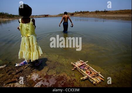 Apr. 22, 2010 - Yavatmal, Maharashtra, India - India è enorme e crescente della popolazione e il calo in media precipitazioni durante il monsone è messa a dura prova su tutte le risorse naturali del paese. La maggior parte delle fonti di acqua sono contaminate da scarichi fognari e runoff agricoli. Il Painganga è uno dei Foto Stock