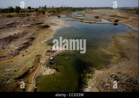 Apr 22, 2010 - Yavatmal, Maharashtra, India - Il calo dei livelli di acqua in India di grandi fiumi è di abbassare la metropolitana i livelli di acqua e interessando anche la coltivazione. Il Painganga è uno dei più grandi fiumi nella regione di Vidarbha ma al momento è un paio di ristagni di acqua. (Credito Foto Stock