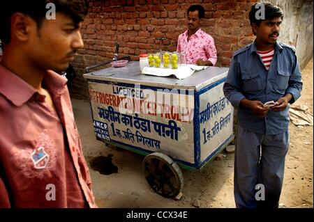 Apr 22, 2010 - Maharashtra, India - circa 57 milioni di persone dipendono dalle acque Yumuna, il fiume incide per oltre il 70 percento di Delhi di forniture di acqua pur essendo caricato con i piazzali biologici e chimici e rifiuti. Quindi i consumatori a Delhi ingerire quantità ignota di tossici residui di antiparassitari e Foto Stock